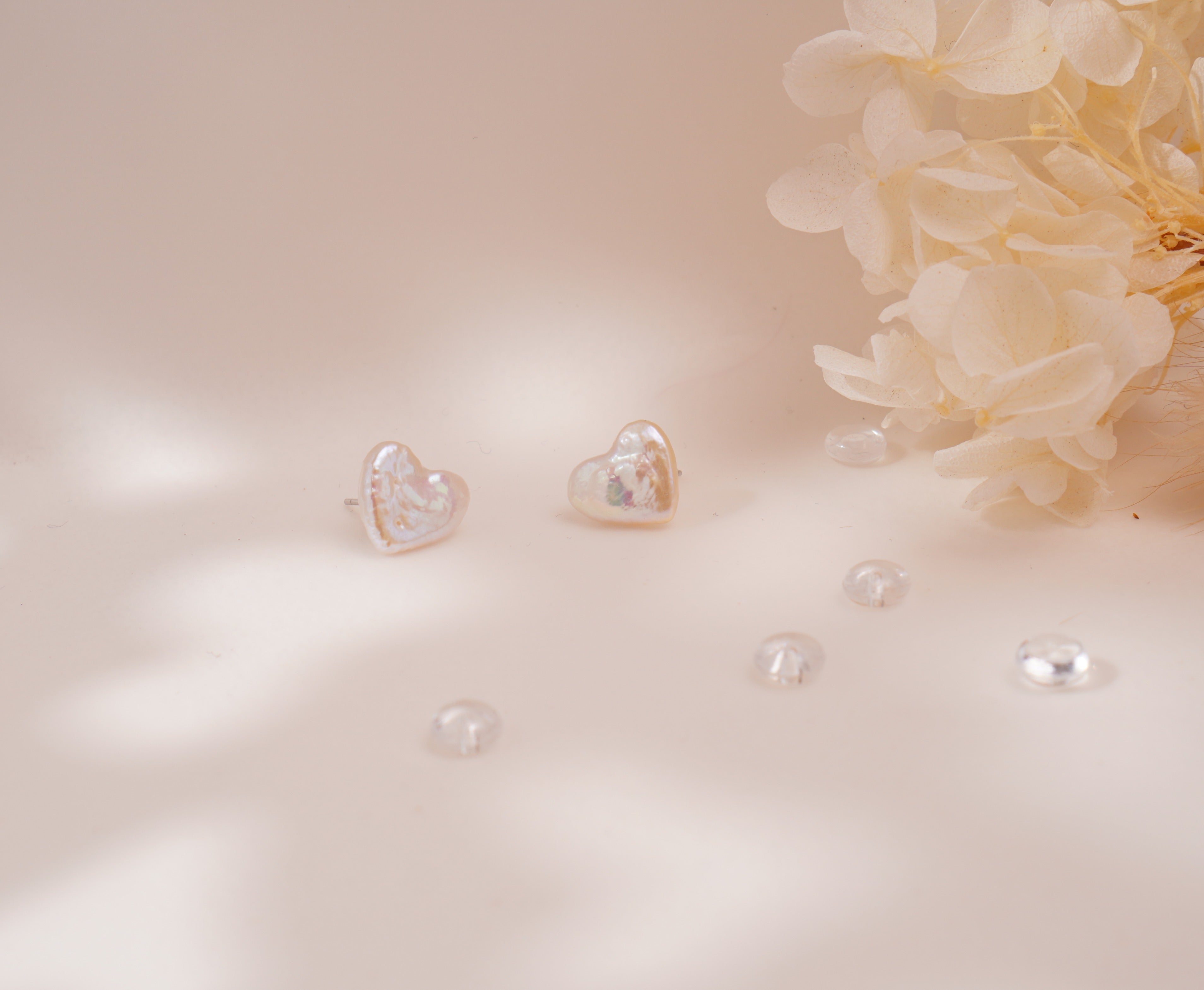 Boucles d’oreilles cœur en perles d’eau douce baroques – Élégance naturelle & éclat irisé