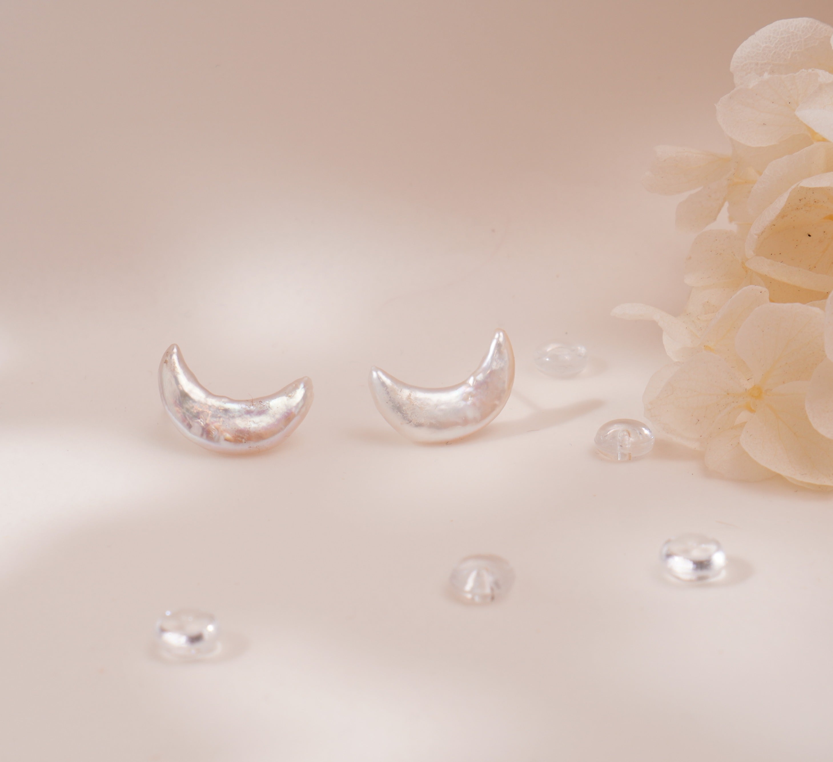 Boucles d’oreilles lune en perles d’eau douce baroques – Élégance naturelle & éclat poétique