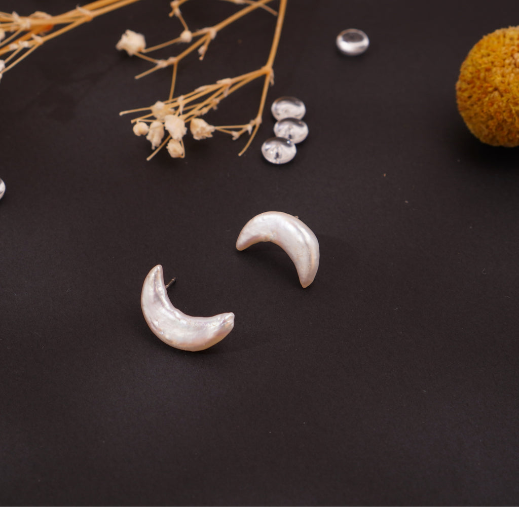 Boucles d’oreilles lune en perles d’eau douce baroques – Élégance naturelle & éclat poétique