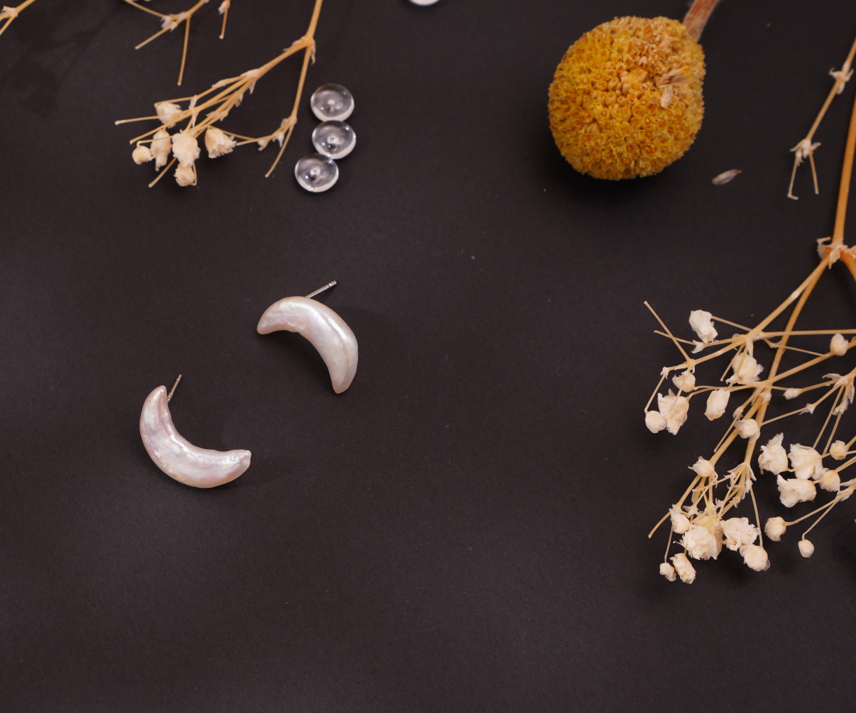 Boucles d’oreilles lune en perles d’eau douce baroques – Élégance naturelle & éclat poétique