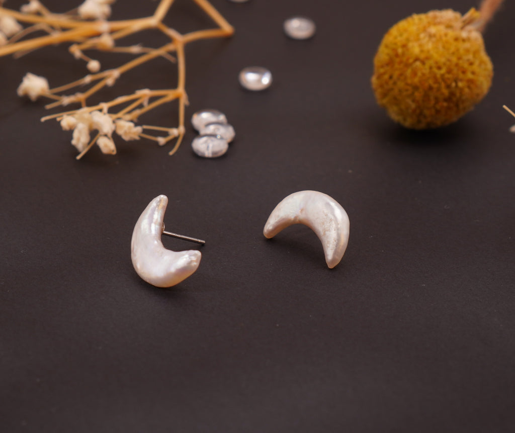 Boucles d’oreilles lune en perles d’eau douce baroques – Élégance naturelle & éclat poétique