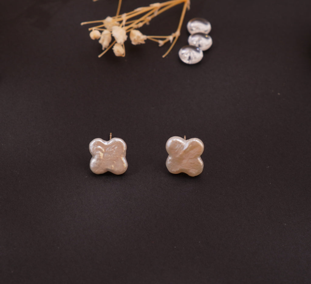 Boucles d’oreilles trèfle en perles d’eau douce baroques – Élégance naturelle & symbole de chance