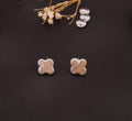 Boucles d’oreilles trèfle en perles d’eau douce baroques – Élégance naturelle & symbole de chance