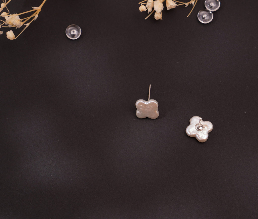 Boucles d’oreilles trèfle en perles d’eau douce baroques – Élégance naturelle & symbole de chance