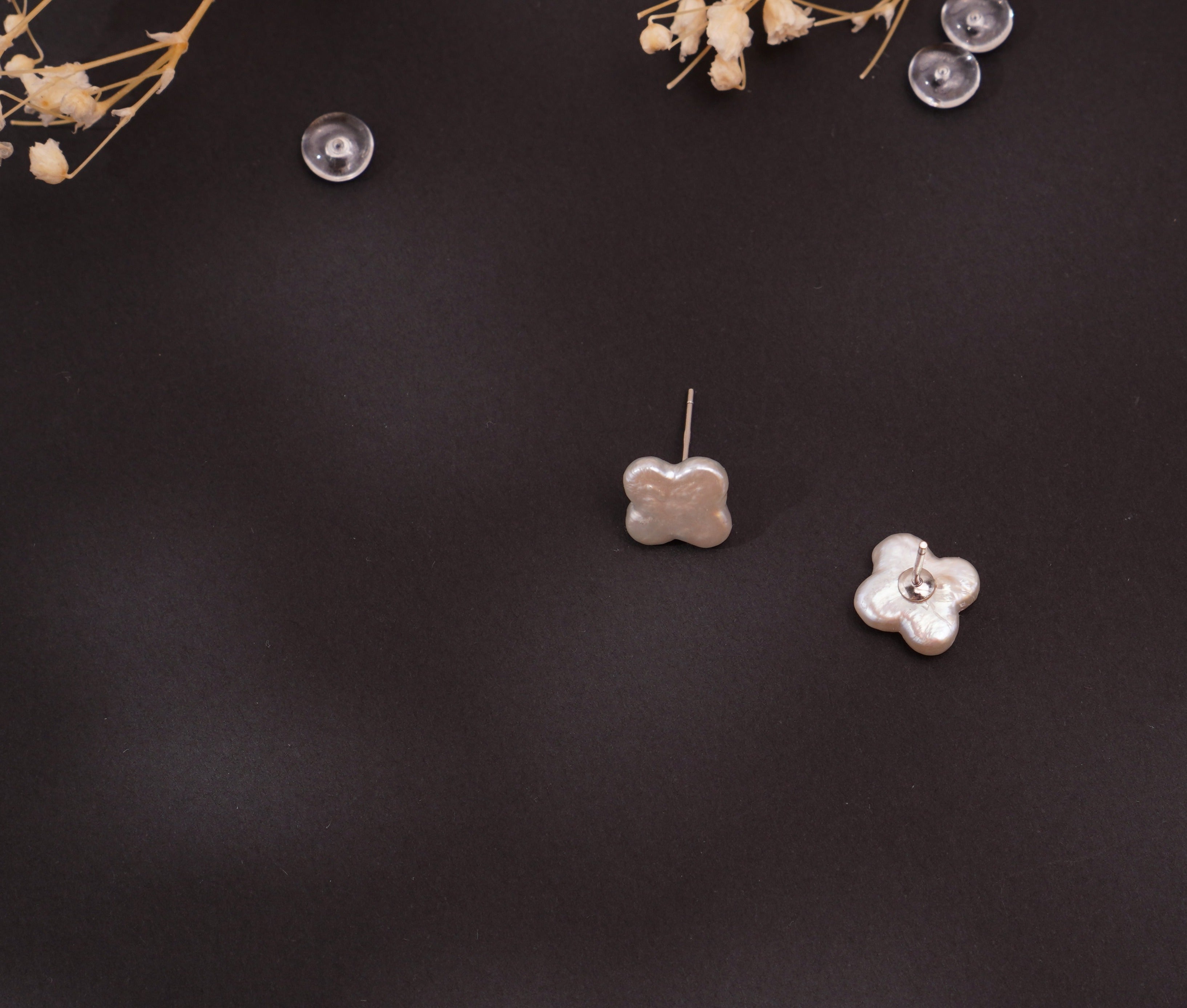 Boucles d’oreilles trèfle en perles d’eau douce baroques – Élégance naturelle & symbole de chance