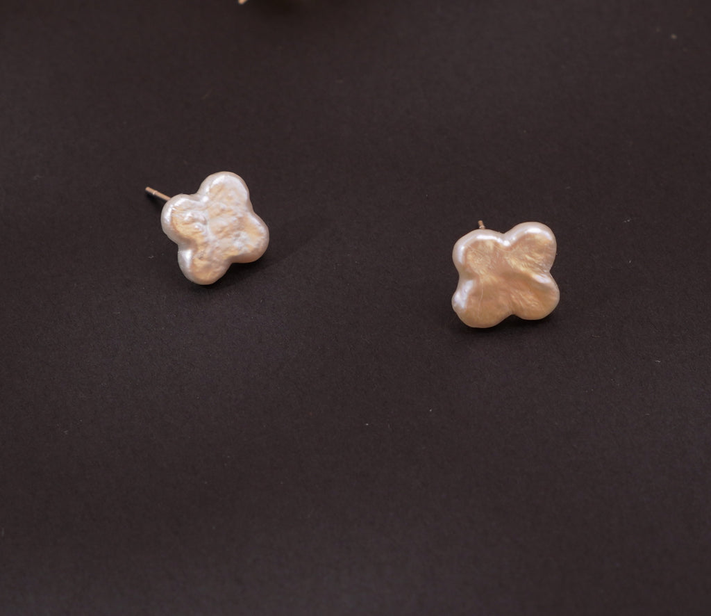 Boucles d’oreilles trèfle en perles d’eau douce baroques – Élégance naturelle & symbole de chance