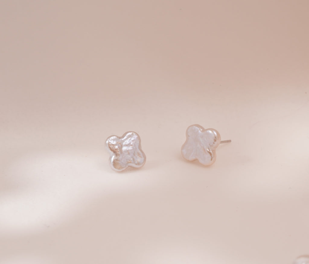 Boucles d’oreilles trèfle en perles d’eau douce baroques – Élégance naturelle & symbole de chance