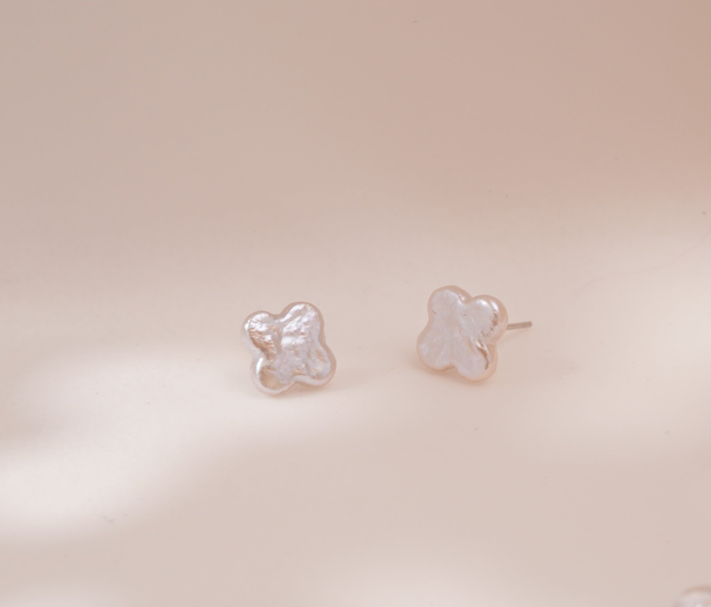 Boucles d’oreilles trèfle en perles d’eau douce baroques – Élégance naturelle & symbole de chance