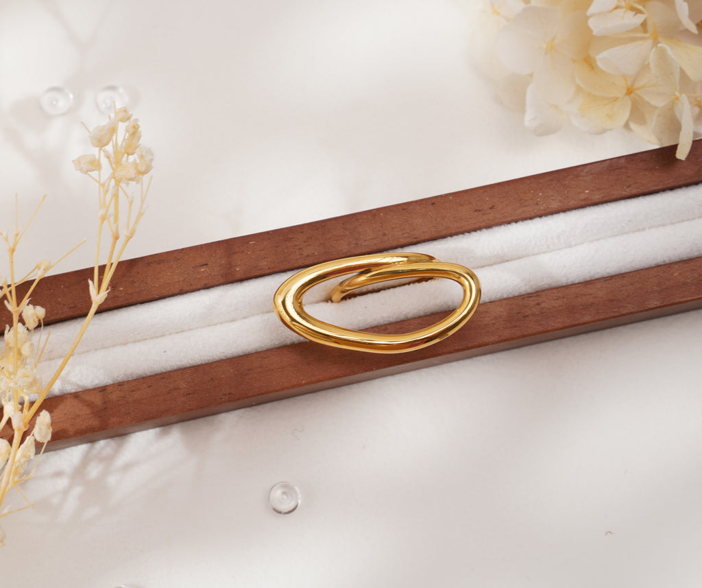 Bague dorée design fluide en acier inoxydable – Élégance sculpturale