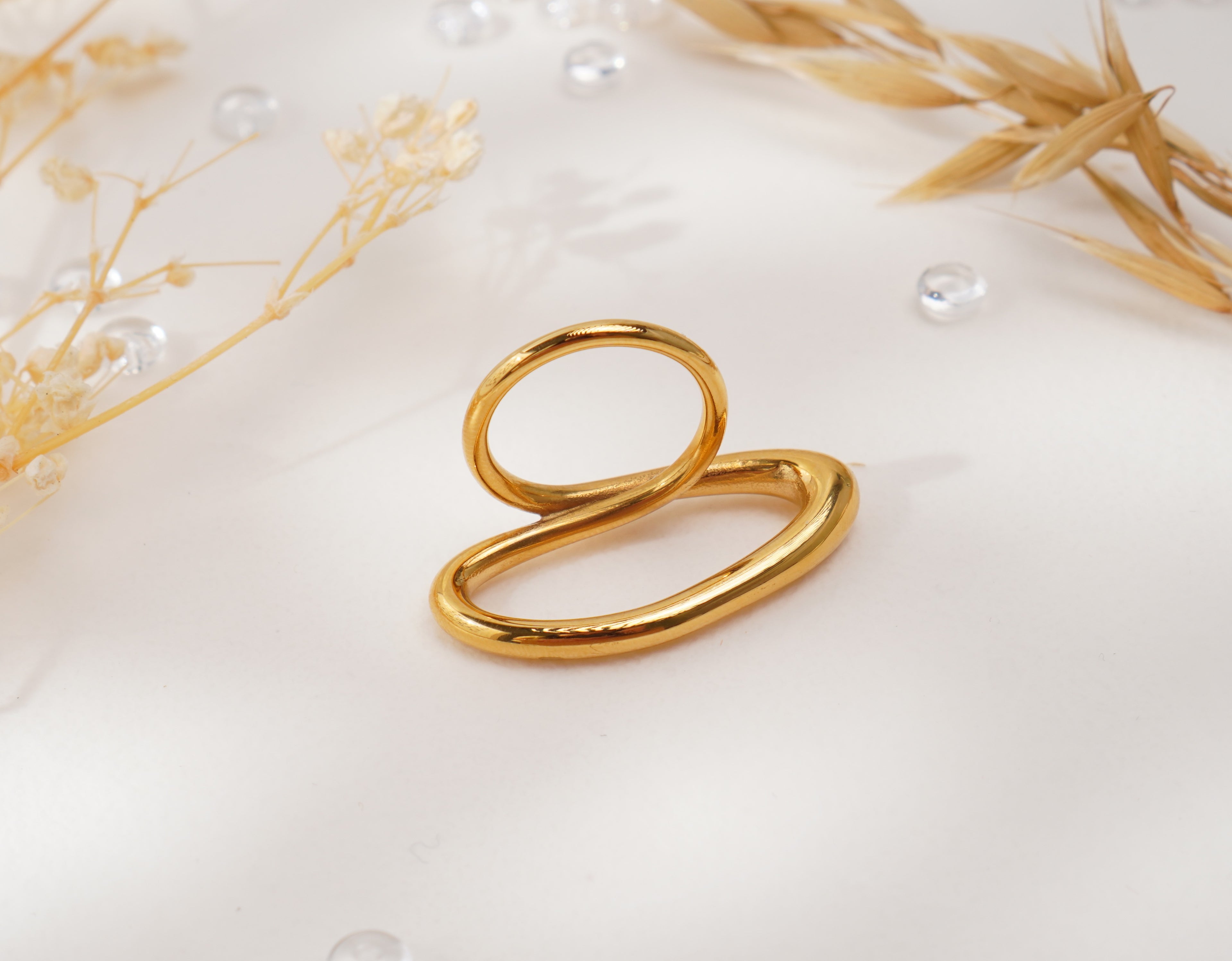 Bague dorée design fluide en acier inoxydable – Élégance sculpturale