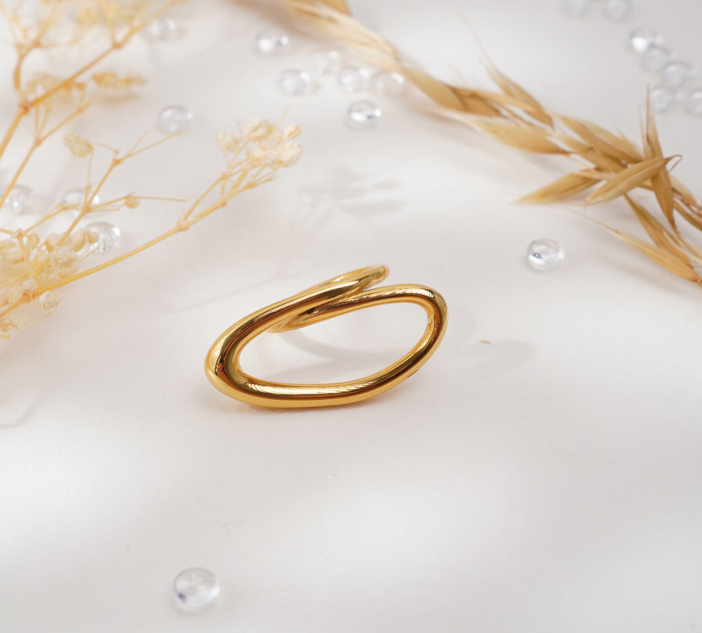 Bague dorée design fluide en acier inoxydable – Élégance sculpturale