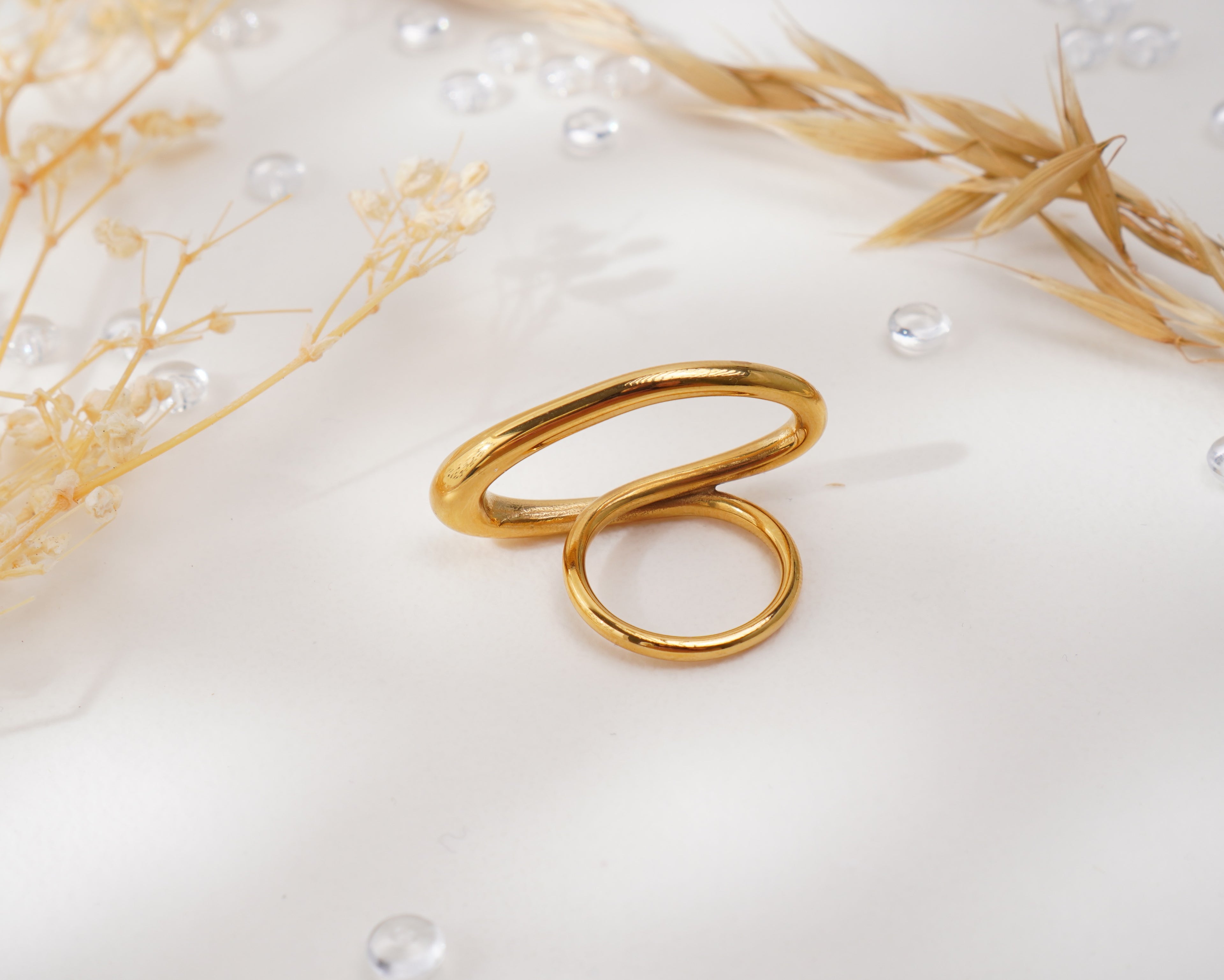 Bague dorée design fluide en acier inoxydable – Élégance sculpturale