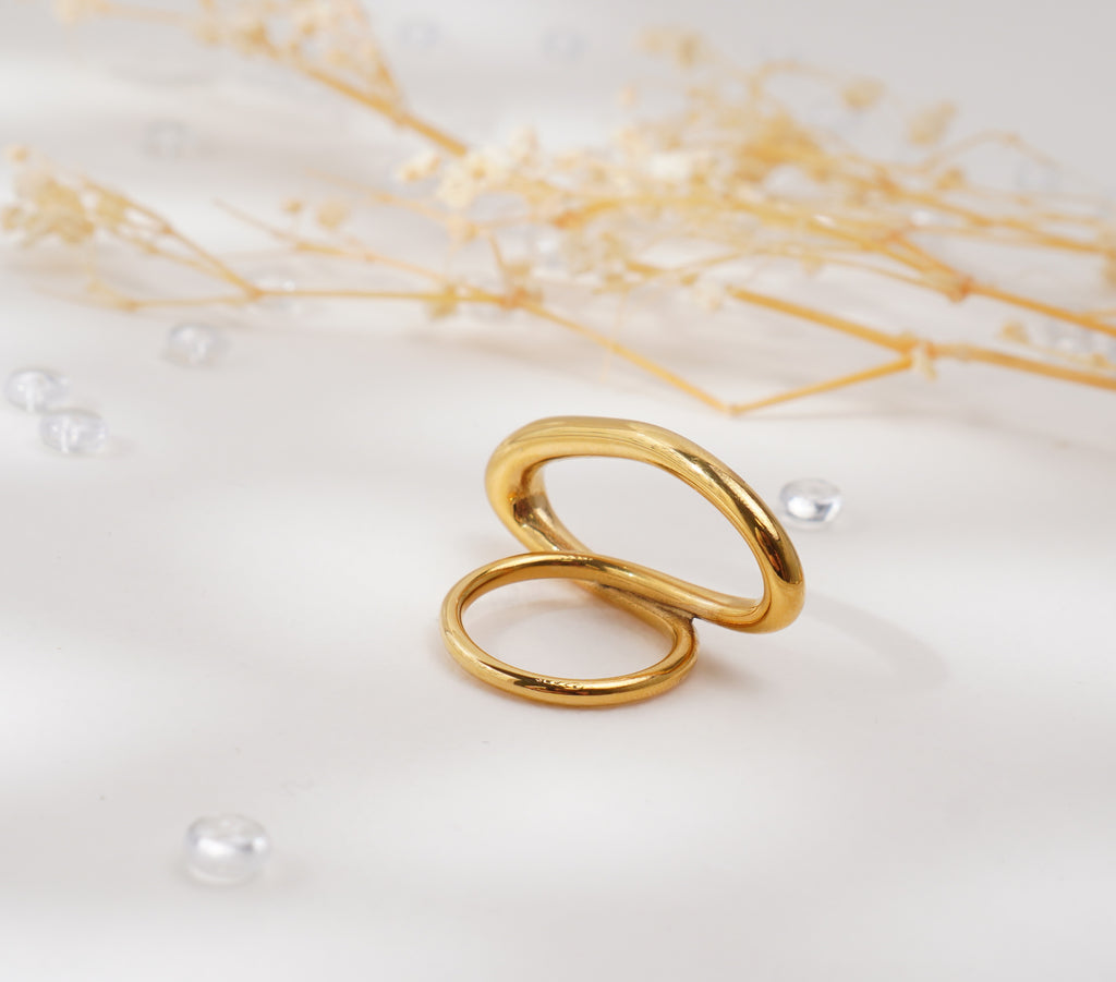 Bague dorée design fluide en acier inoxydable – Élégance sculpturale