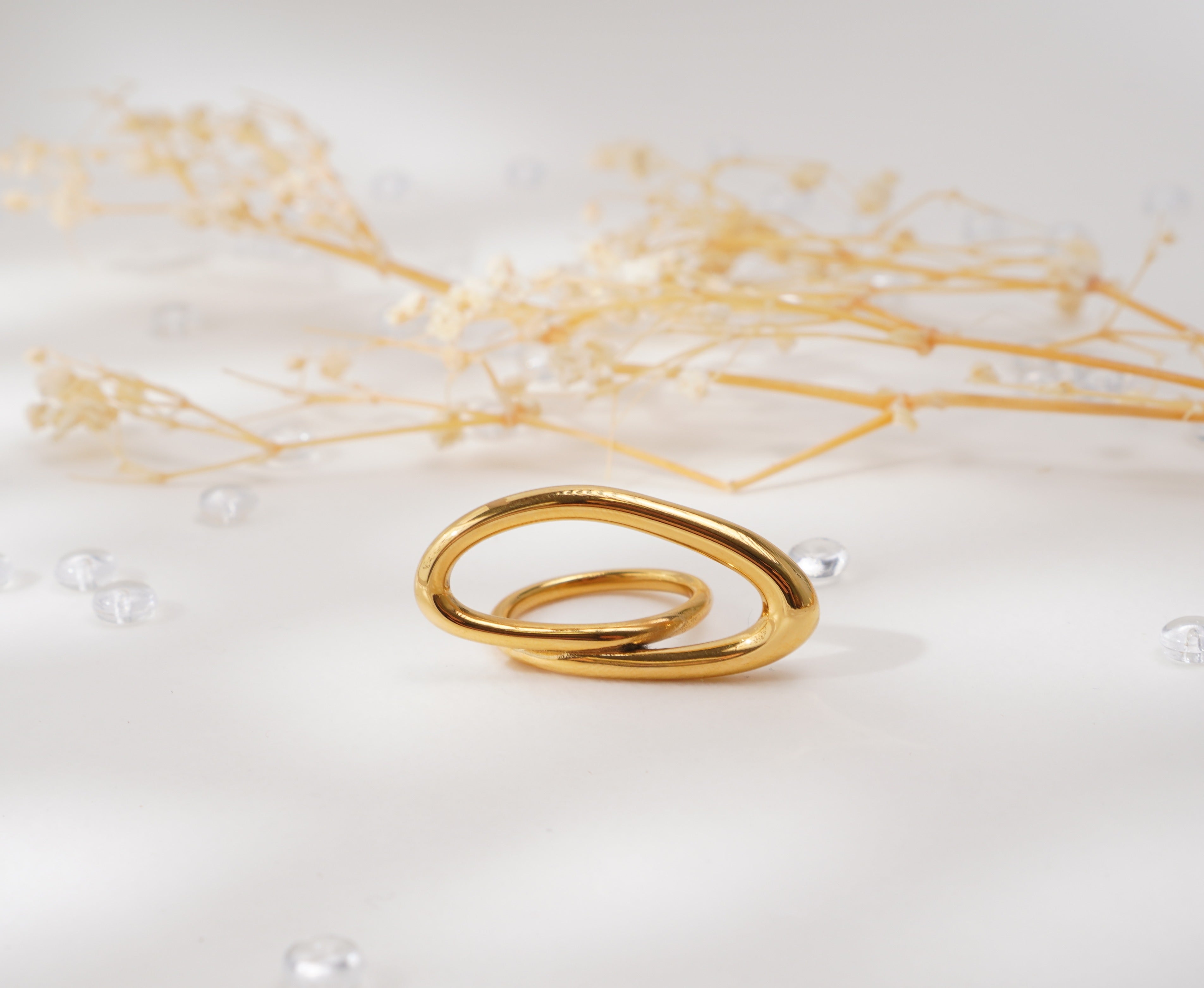 Bague dorée design fluide en acier inoxydable – Élégance sculpturale
