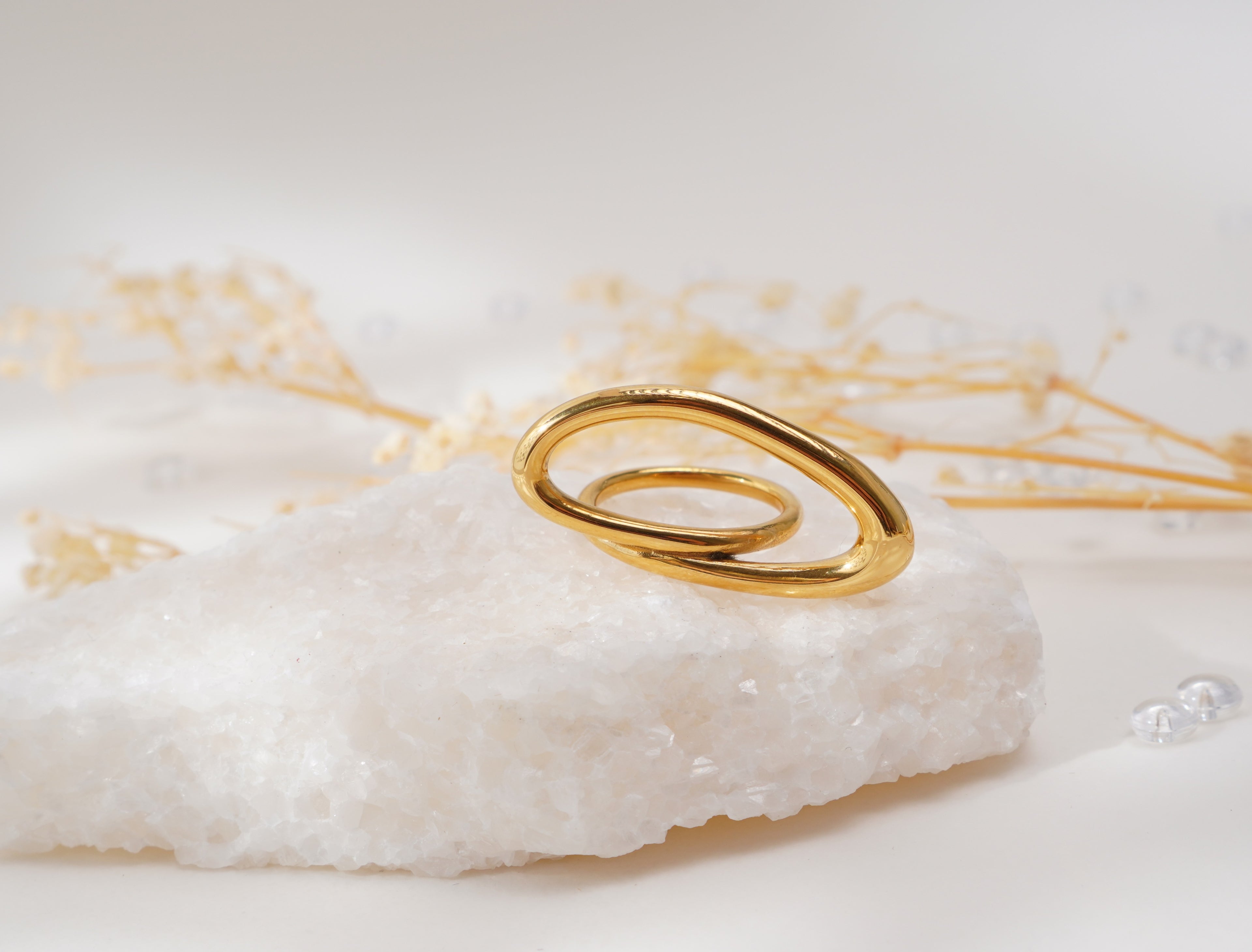 Bague dorée design fluide en acier inoxydable – Élégance sculpturale