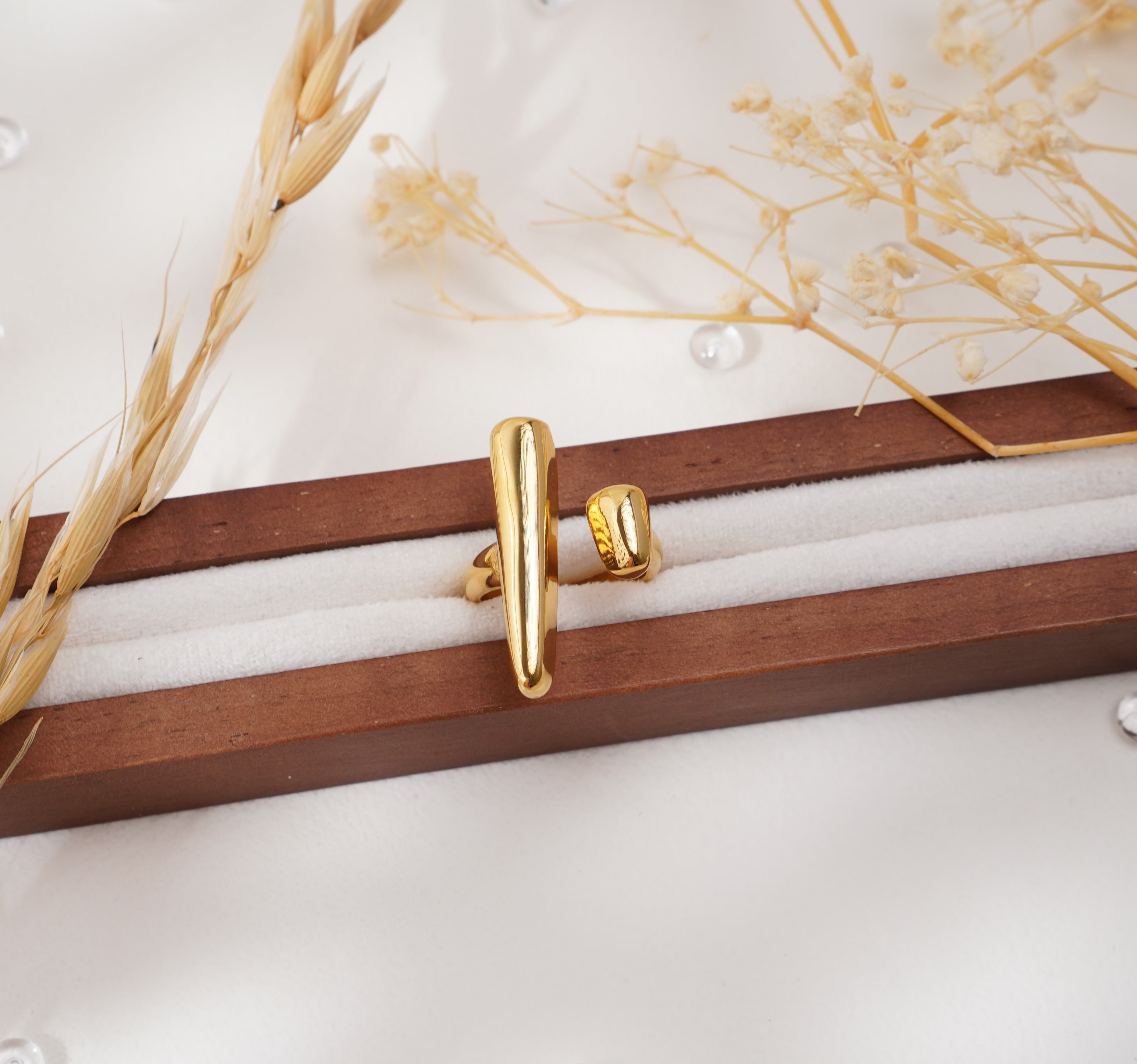 Bague design dorée lignes sculpturales en acier inoxydable – Élégance moderne
