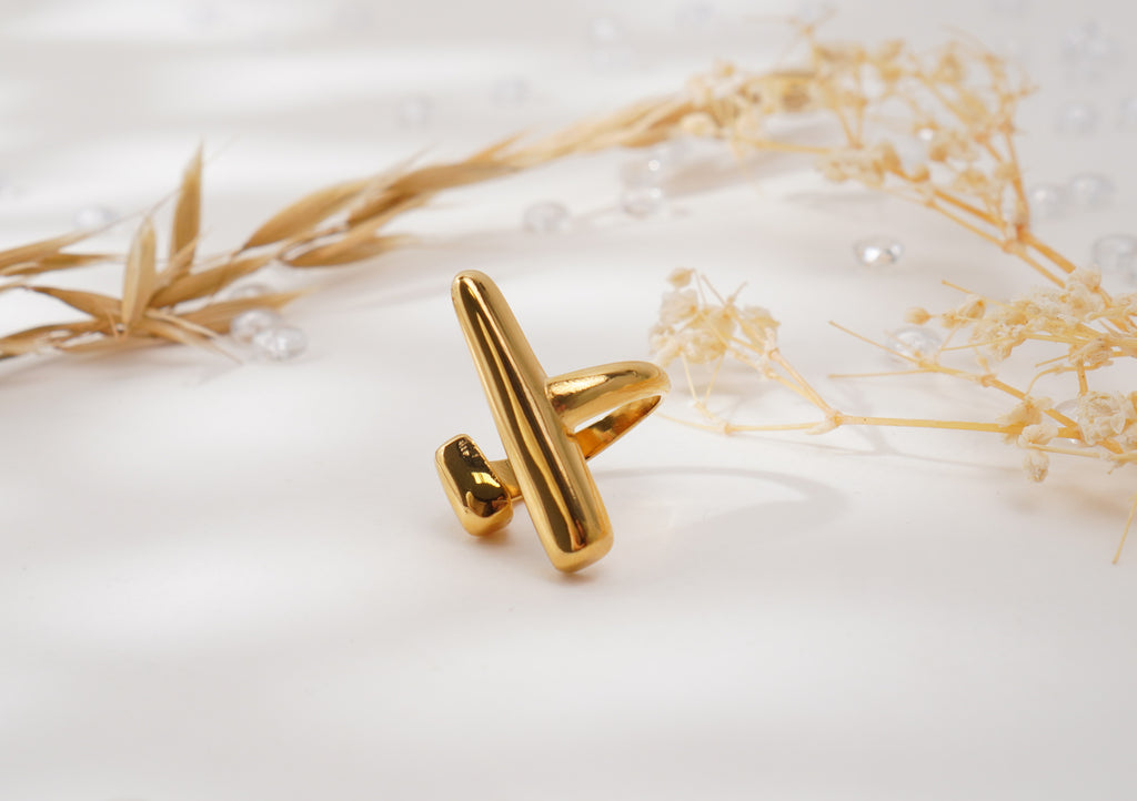 Bague design dorée lignes sculpturales en acier inoxydable – Élégance moderne