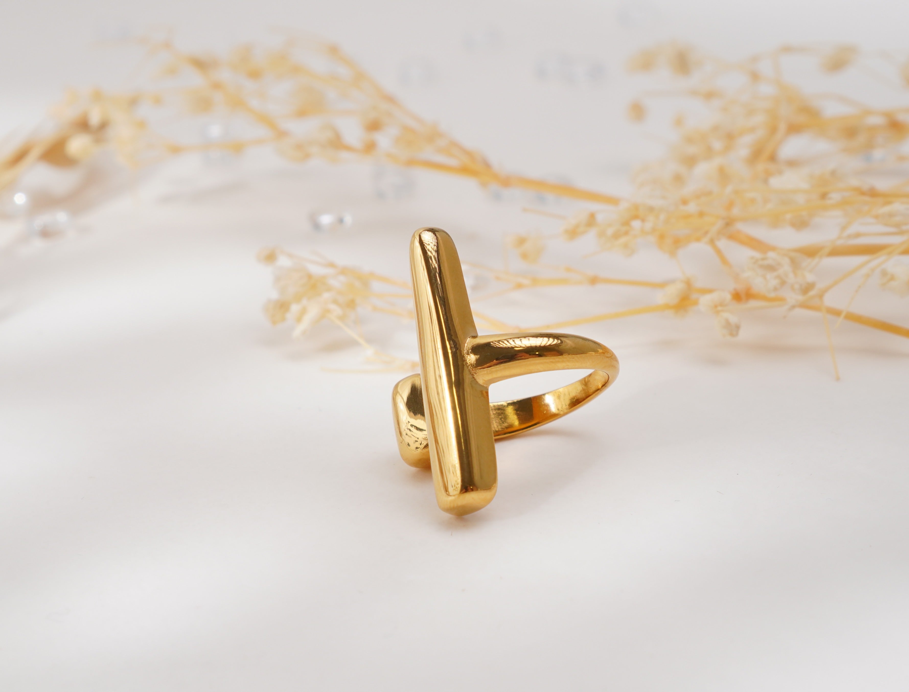 Bague design dorée lignes sculpturales en acier inoxydable – Élégance moderne