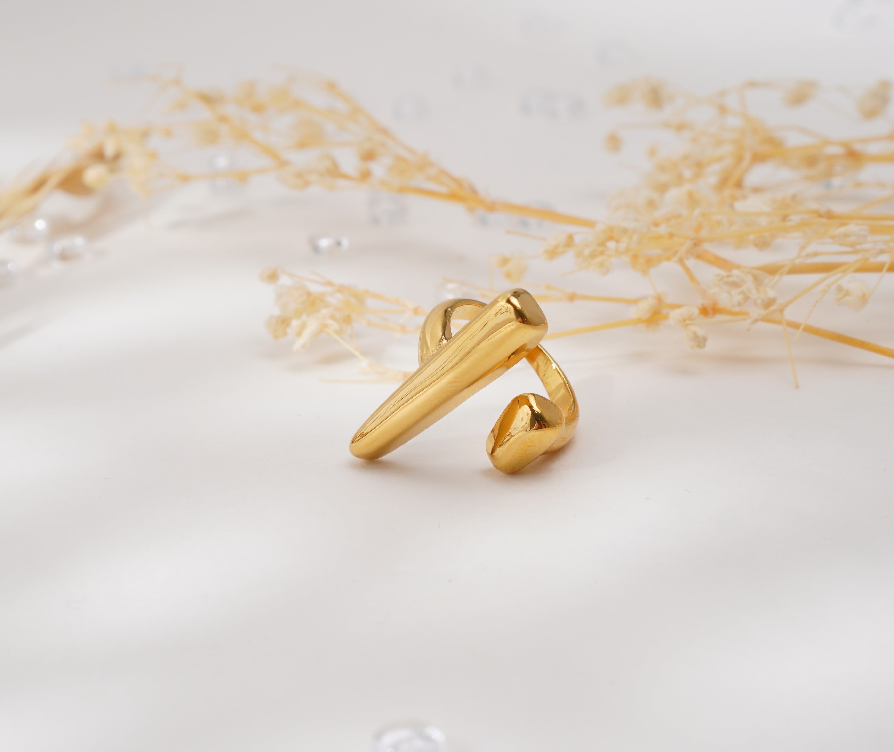 Bague design dorée lignes sculpturales en acier inoxydable – Élégance moderne