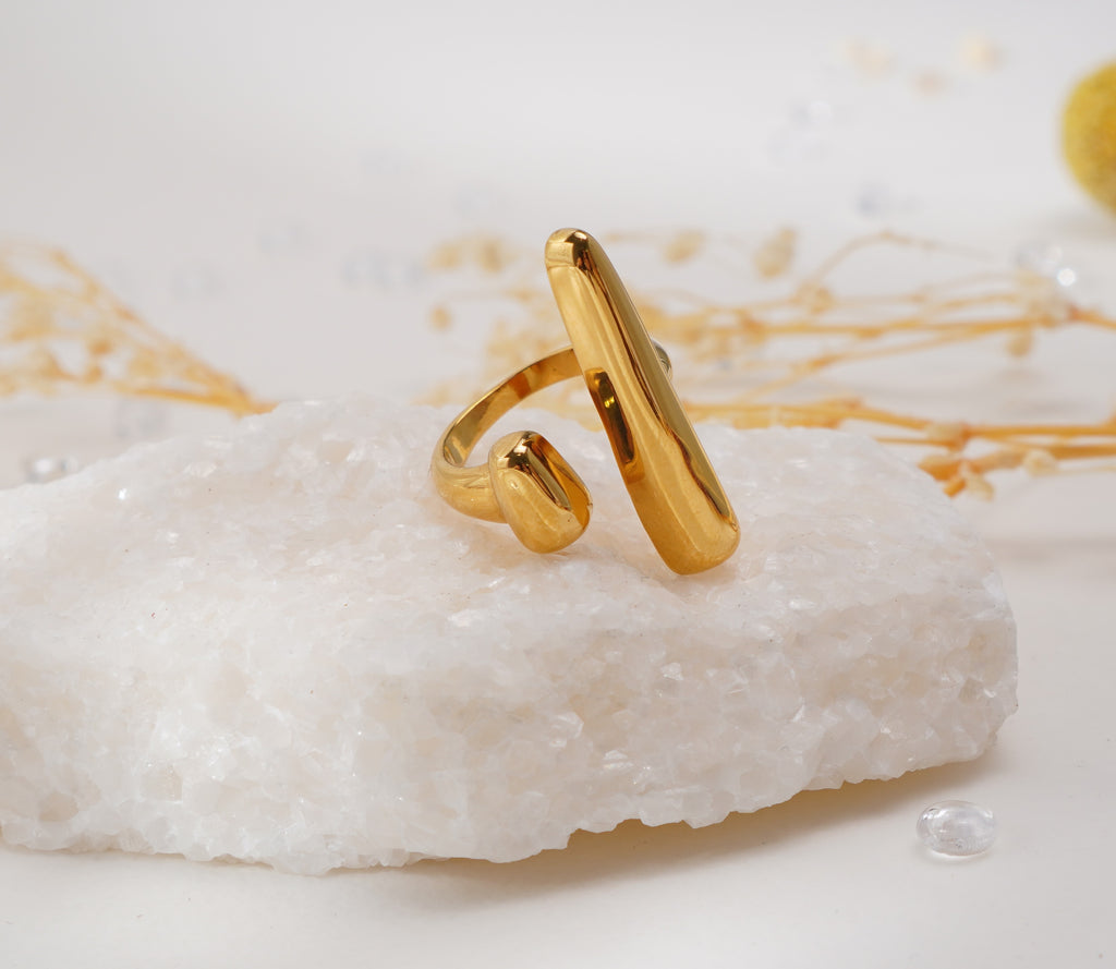 Bague design dorée lignes sculpturales en acier inoxydable – Élégance moderne