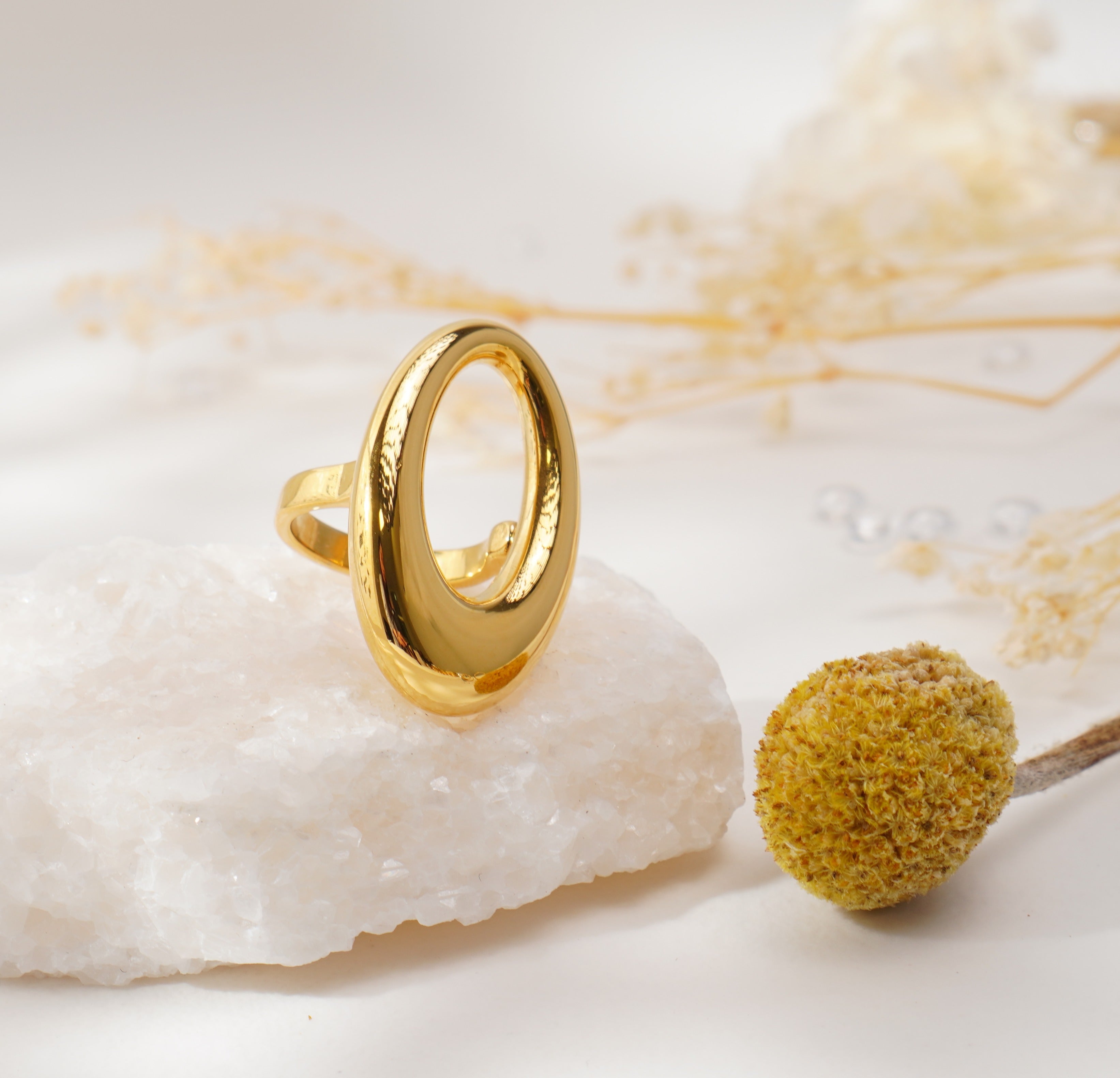 Bague ovale dorée en acier inoxydable – Élégance sculpturale