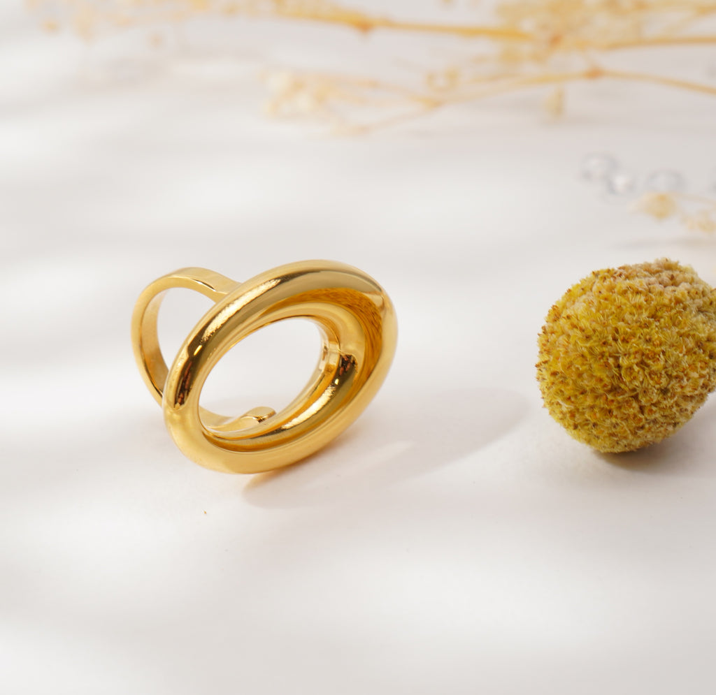 Bague ovale dorée en acier inoxydable – Élégance sculpturale