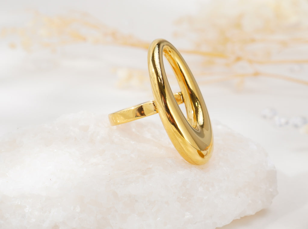 Bague ovale dorée en acier inoxydable – Élégance sculpturale