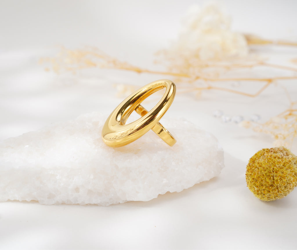 Bague ovale dorée en acier inoxydable – Élégance sculpturale