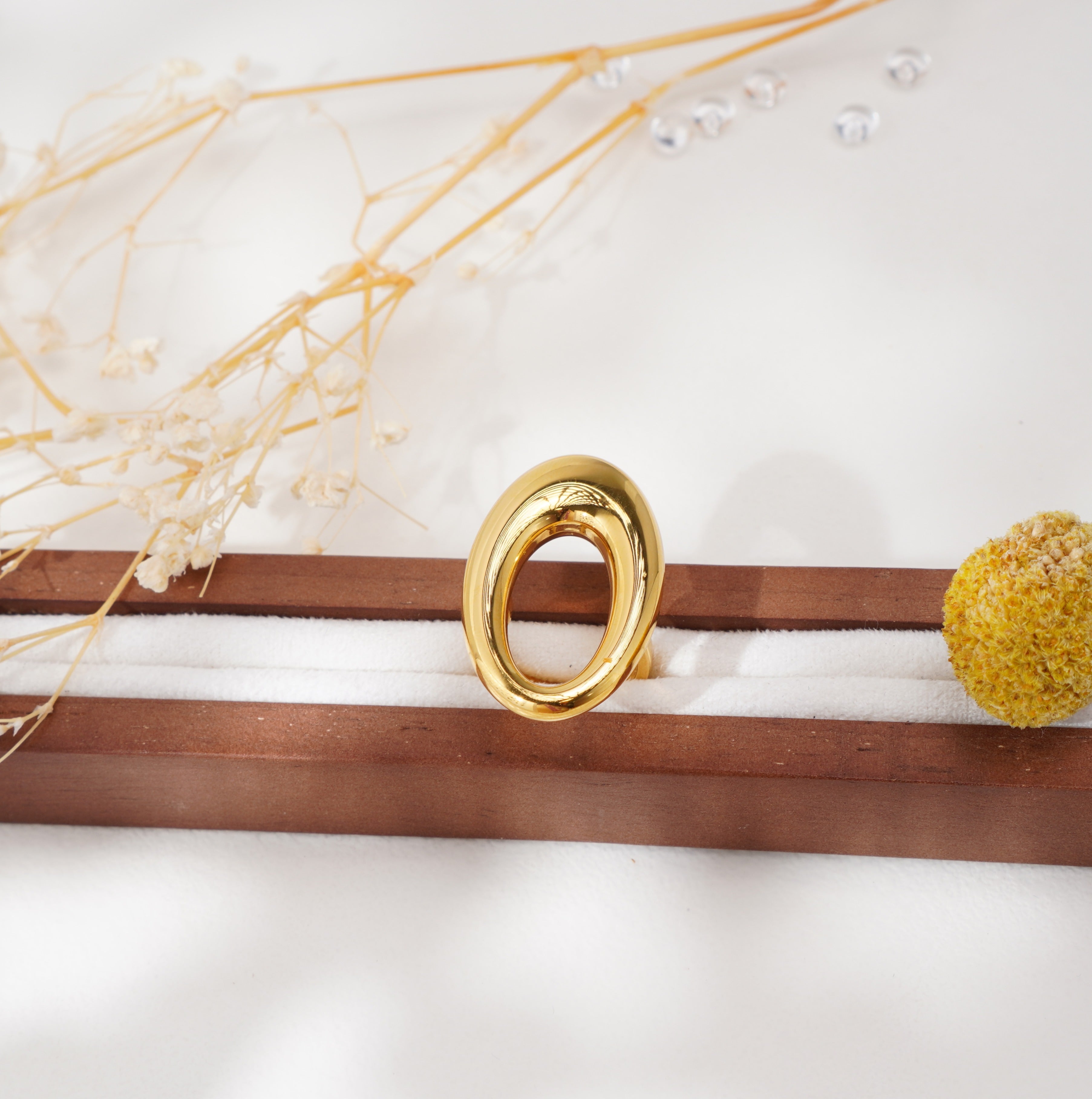 Bague ovale dorée en acier inoxydable – Élégance sculpturale