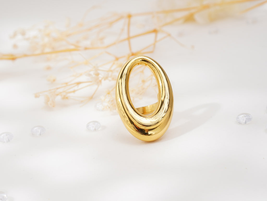 Bague ovale dorée en acier inoxydable – Élégance sculpturale