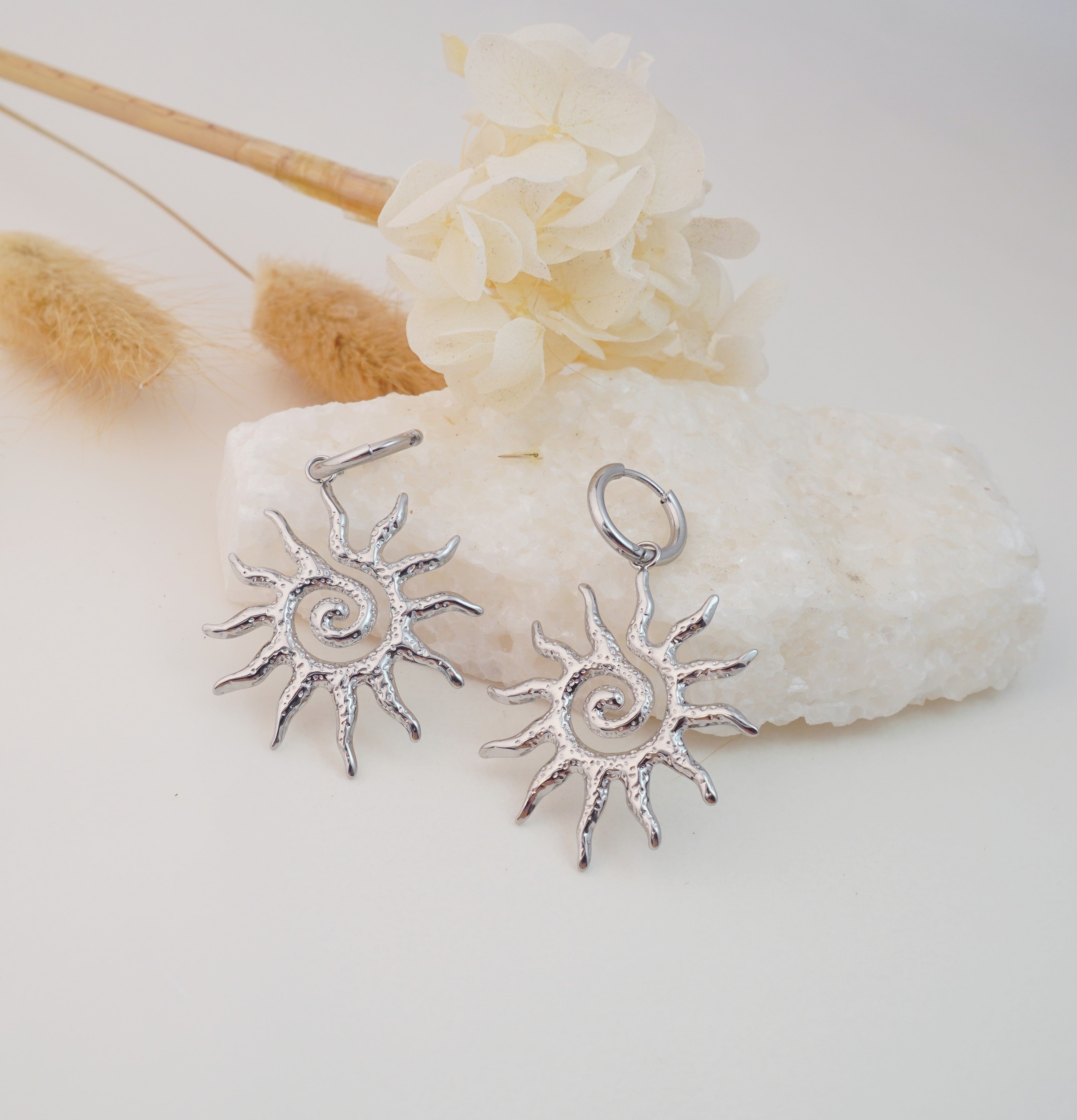 Boucles d’oreilles Soleil ajouré en acier inoxydable – Rayonnez avec style