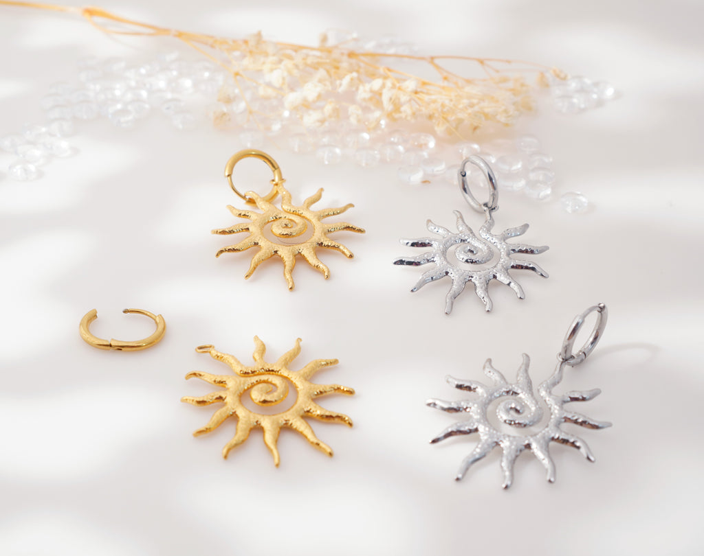 Boucles d’oreilles Soleil ajouré en acier inoxydable – Rayonnez avec style