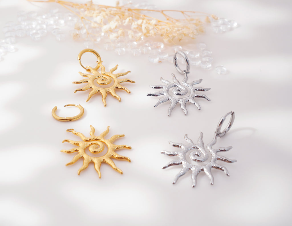 Boucles d’oreilles Soleil ajouré en acier inoxydable – Rayonnez avec style