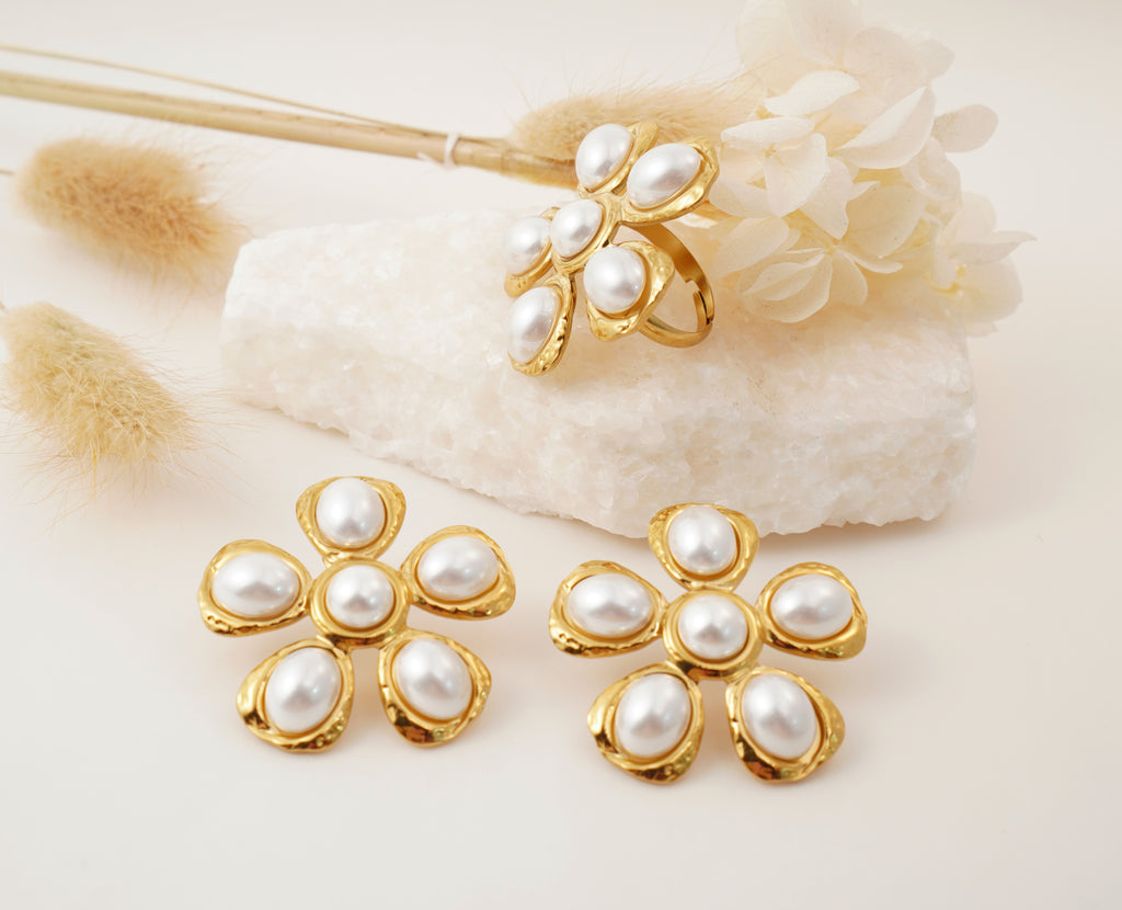 Boucles d’Oreilles & Bague Fleur Nacrée en Acier Inoxydable Style Moderne Élégance