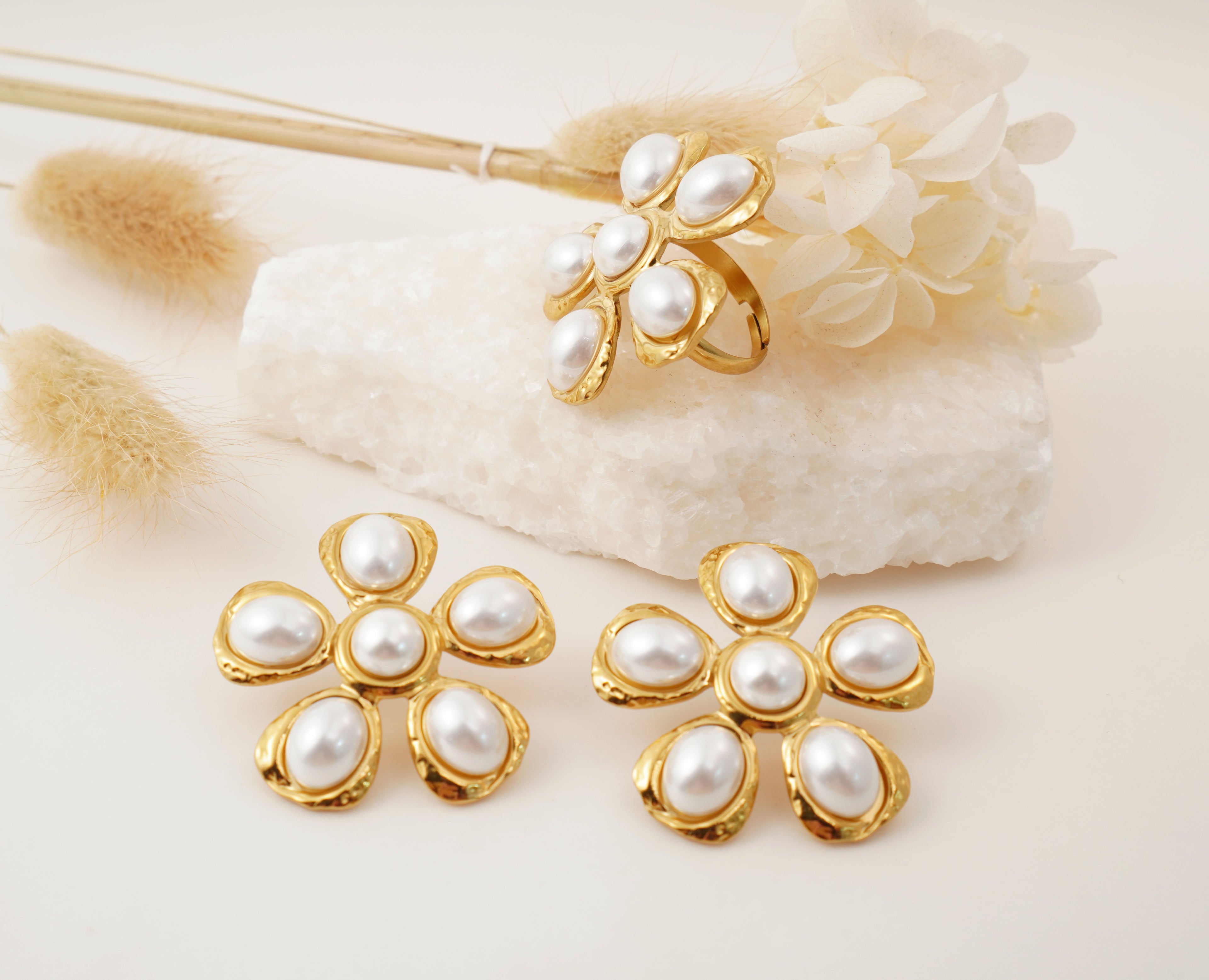 Boucles d’Oreilles & Bague Fleur Nacrée en Acier Inoxydable Style Moderne Élégance