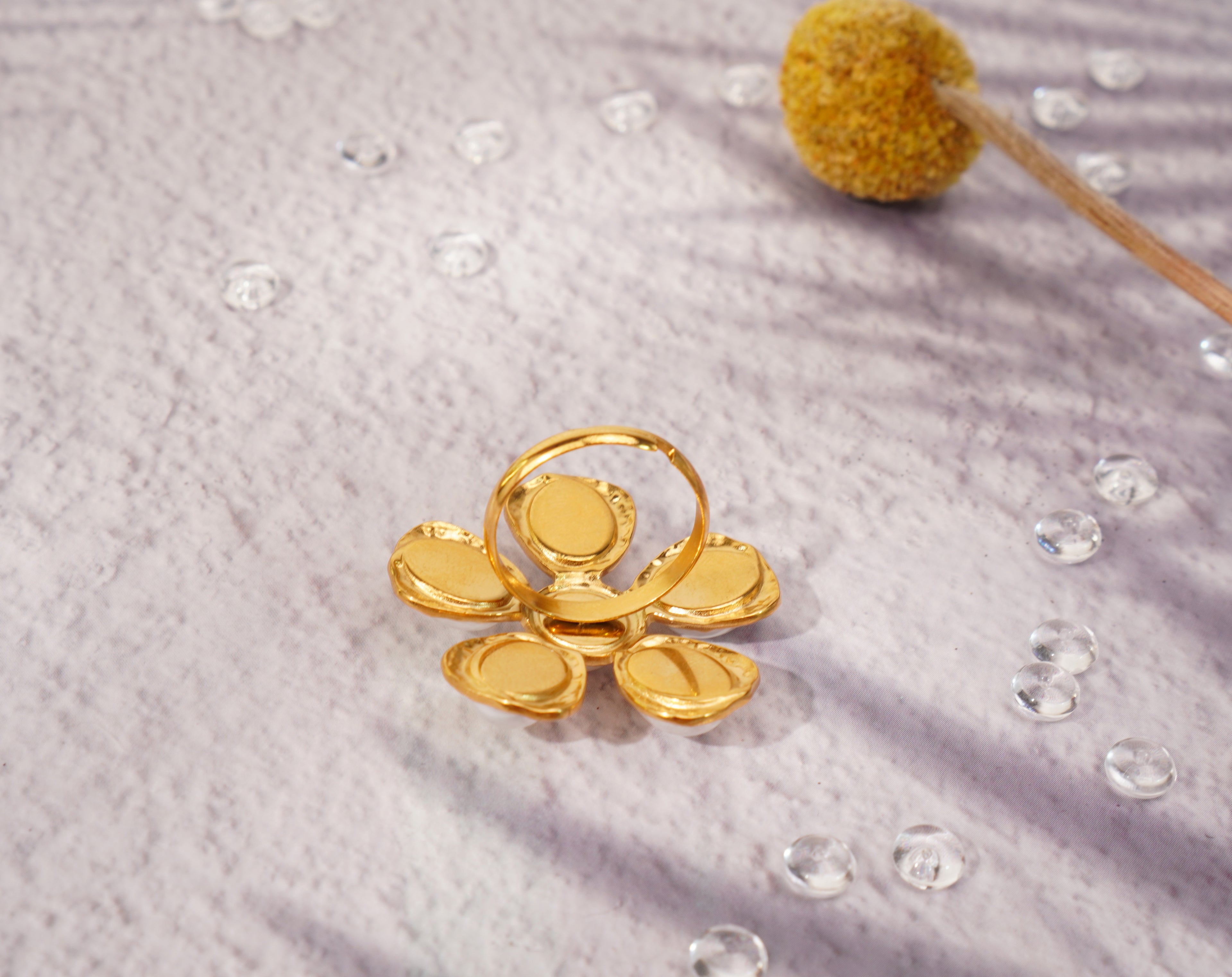 Boucles d’Oreilles & Bague Fleur Nacrée en Acier Inoxydable Style Moderne Élégance